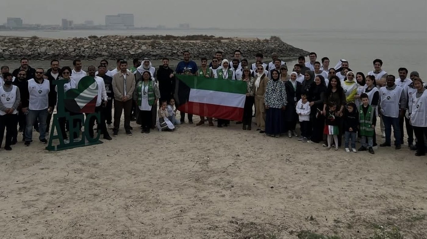Bar W Bahar team and volunteers at a coastal cleanup on a Kuwait beach